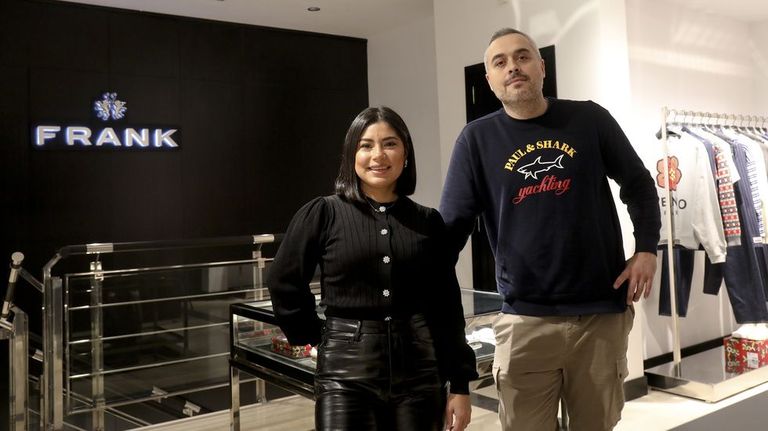 Adrián Nieto y Johana Regalado, en Frank Store, que abrió sus puertas en Montero Ríos.
