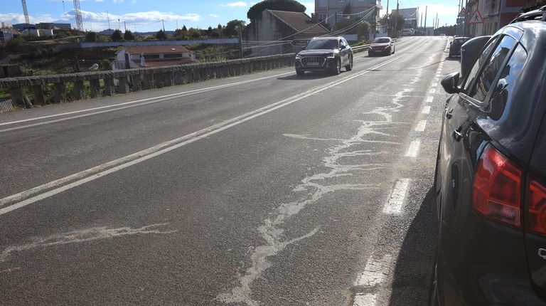 La Xunta sella la grieta en la PO-308 en A Granxa, en Dorrón, y vigilará que no se reabra
