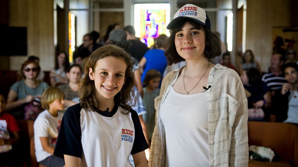 As irms Amy e Ela Meek, impulsoras da campaa para recoller refugallos de plstico do mar
