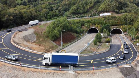 Los vehculos en direccin Madrid, una vez atraviesan el tnel, cogen a mano derecha el nuevo enlace de la A-6 con la N-6, una vez pasado la villa de Pedrafita