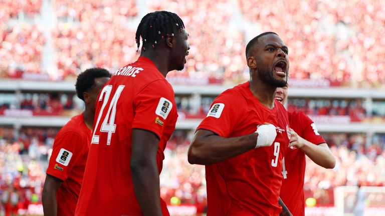 El balón parado de Bosnia iguala con el empeño de Canadá (1-1)