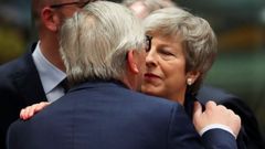 Juncker saluda a Theresa May a su llegada al primer da del Consejo Europeo en Bruselas