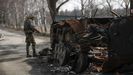 Un soldado ucraniano inspecciona un tanque ruso destruido en las afueras de Kiev