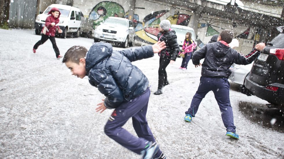 Unos ni�os se divierten con la nieve en Lal�n