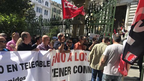 Protesta de los trabajadores de Zener ante la Junta General coincidiendo con la toma de posesin de Adrin Barbn