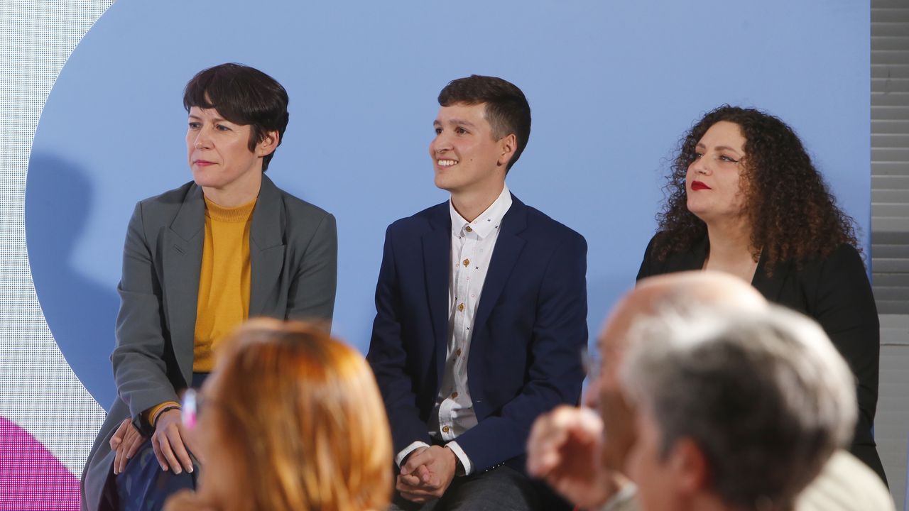 En trainera con el Club de Remo de A Cabana. Jos Manuel Rey ?a la derecha? y varios integrantes de su lista se subieron ayer a bordo de una embarcacin en la que realizaron un trayecto de ida y vuelta hasta A Malata. Los populares accedieron as al ofrecimiento de esta actividad realizada por el club ferrolano.
