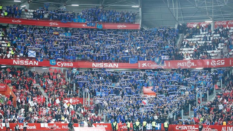 Aficionados del Real Oviedo en El Molinón