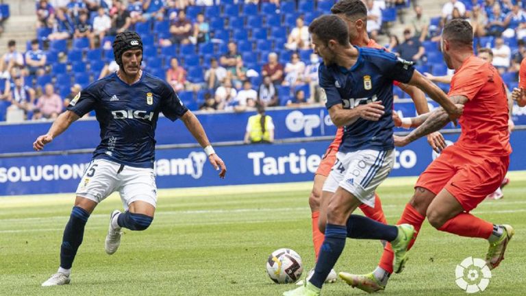 Luismi y Lucas luchan por un balón durante el Oviedo-Andorra
