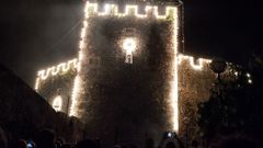 El castillo se volvi a iluminar para la ocasin, adems de disponer de fuegos artificiales.