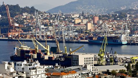 Mercantes en el puerto de Vigo (foto de archivo)