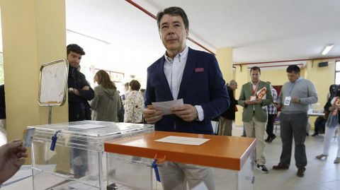 El presidente de la Comunidad de Madrid, Ignacio Gonzlez, vota para las elecciones del 24M en el Colegio Bernardette, en Aravaca