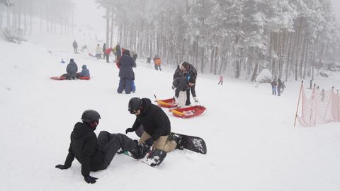 Imagen de gente haciendo snow y jugando con la nieve el pasado da 24 en la estacin de Cabeza de Manzaneda