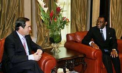 E presidente de Guinea Ecuatorial, Teodoro Obiang, en una foto de archivo con Jos Bono, sera uno de los afectados por la revisin de las distinciones