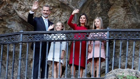 La princesa de Asturias, Leonor (2ªi), acompañada por sus padres, los Reyes, y su hermana Sofía (d), en la Santa Cueva de Covadonga donde asisten a la conmemoración del centenario de la coronación de la Virgen de Covadonga