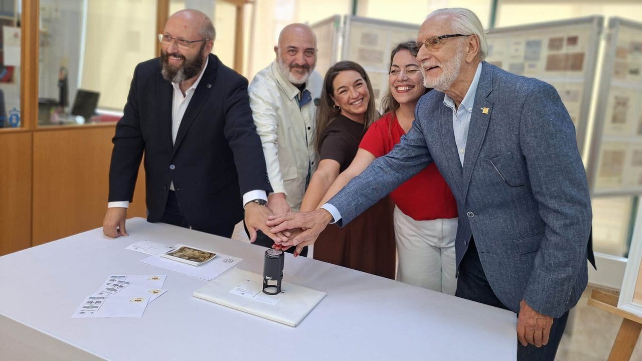 En el marco de la exposici&oacute;n &laquo;Selos e m&aacute;is: memoria da emigraci&oacute;n&raquo;, el Concello de Ares, la Federaci&oacute;n Gallega de Sociedades Filat&eacute;licas y la Sociedad Estatal Correos y Tel&eacute;grafos presentaron el sello y el matasello propios del Ares Indiano.