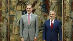 El rey Felipe VI junto al alcalde de Barcelona, Jaume Collboni.