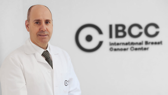 Javier Cort�s, onc�logo.