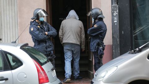 Dos policías vigilan la entrada a un piso okupado durante un desalojo en A Coruña