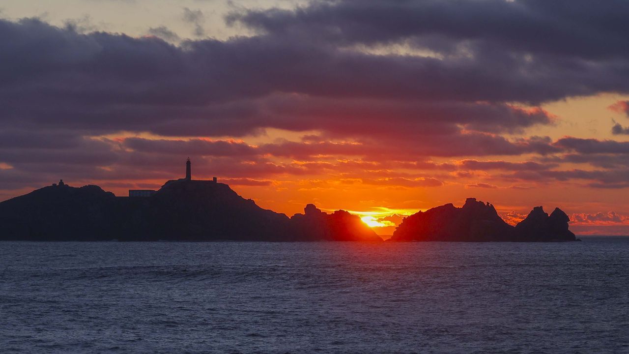 Espectacular atardecer en Camari&ntilde;as, co maxestuoso cabo Vil&aacute;n ao fondo