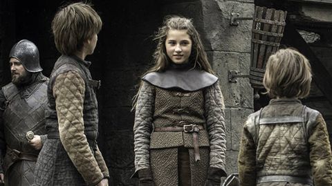 La joven Lyanna junto a sus hermanos Ned (izda.) y Benjen (dcha.)