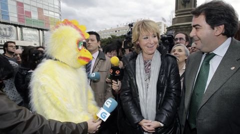 En una visita a A Corua, junto a un pollo indignado que protestaba por los recortes. 