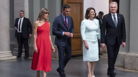 Pedro Sánchez y Begoña Gómez junto al presidente de Lituania, Gitanas Nauseda, y su esposa, Diana Nausediene