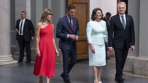 Pedro Snchez y Begoa Gmez junto al presidente de Lituania, Gitanas Nauseda, y su esposa, Diana Nausediene