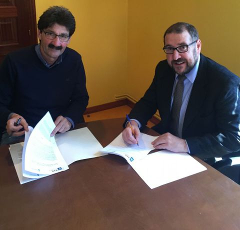 Jos Manuel Pequeo y Carlos Gonzlez firmaron el acuerdo.