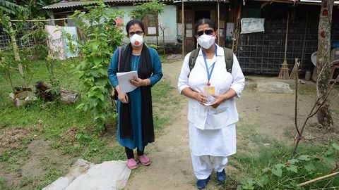 En Guwahati, La India, dos sanitarias se retiran tras realizar una visita a un domicilio