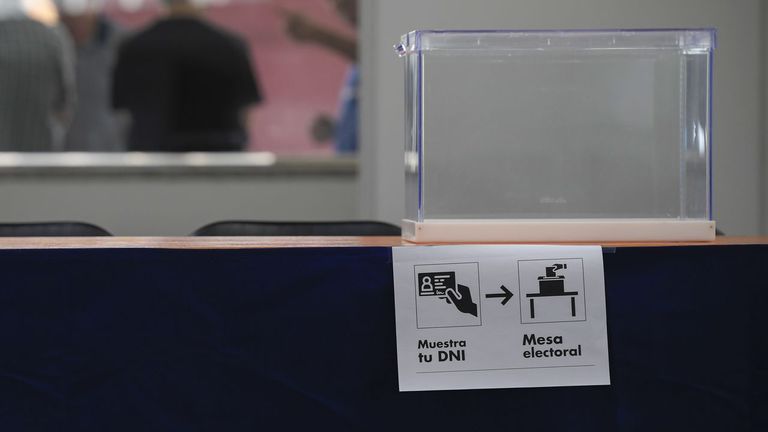 Fotografía de una urna colocada en el colegio electoral en Pola de Siero (Asturias)