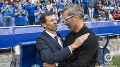Jos� �ngel Ziganda y Jon P�rez Bolo se saludan antes del Oviedo-Huesca