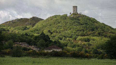 Vista de A Limia, con la torre de Pena al fondo.