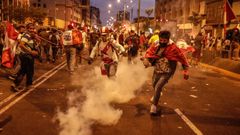 Disturbios en Lima protagonizados por partidarios del destituido presidente Pedro Castillo, detenido tras intentar dar un autogolpe de Estado