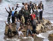 Un grupo de inmigrantes celebran su llegada a Ceuta. 