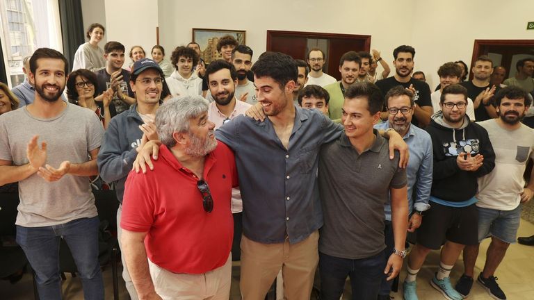Álex Chan, en el centro, abrazado a Santi Picallo y Javier Vázquez y con la plantilla del Cisne detrás
