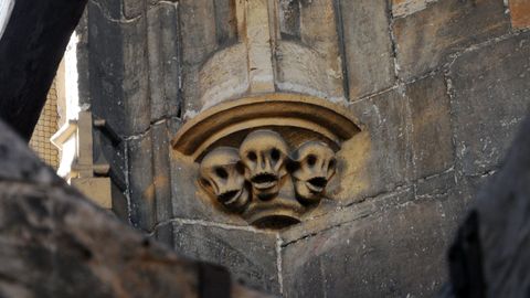 Tres calaveras en una esquina interior del campanario de la Catedral de Oviedo. La calavera es un motivo muy frecuente en el arte medieval religioso