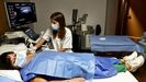 La radióloga Raquel Prada infiltra a una paciente, Conchi, guiándose por la ecografía