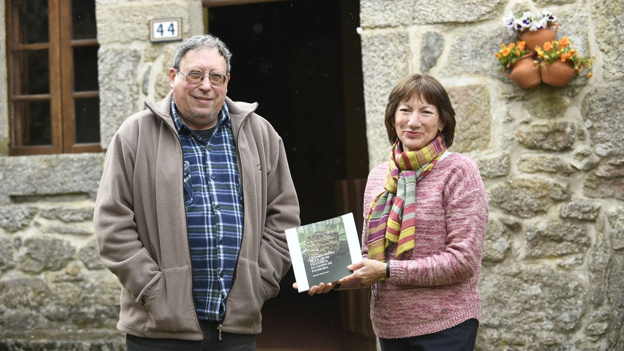 En la imagen, la fotgrafa ferrolana Ana Amado, con alumnas de la escuela de Fandema en Gambia