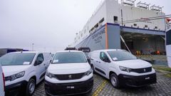 Primer embarque de furgonetas Peugeot en los muelles de Oporto.