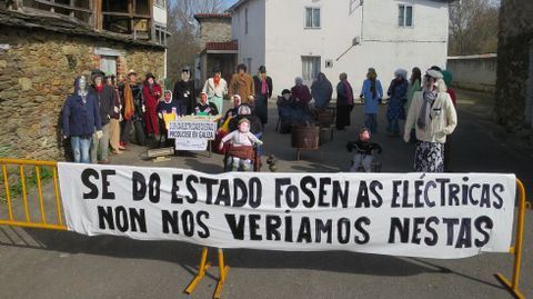 As comadres do barrio de Rioseco protestaron contra os apagns rexistrados nos ltimos temporais