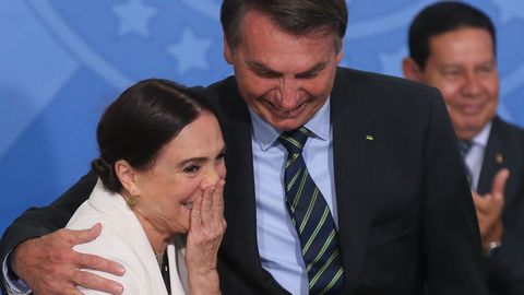 La exactriz Regina Duarte es abrazada por Bolsonaro al asumir el da 4 como secretaria de Cultura