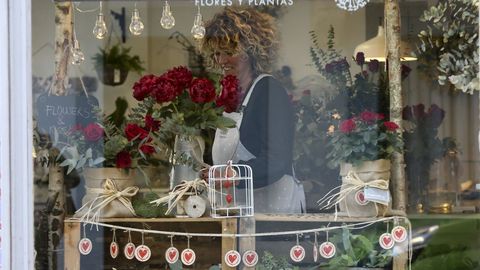 La floristera Pradovello se ha llenado de corazones y rosas rojas con motivo de San Valentn y estos das exhibe un kissing booth (rincn del beso) muy llamativo