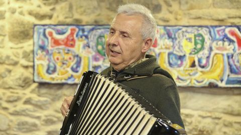 Jesús Méndez Torrado (Corme, 1944) compró su primer acordeón a un marinero cuando estaba en la banda militar de A Coruña. Le costó 400 pesetas de entonces, que poco tienen que ver con los 2,40 euros al cambio actual. La intención era mejorar sus conocimientos musicales, casi limitados entonces a la trompeta, pero lo cierto es que este instrumento armónico de viento le ha acompañado siempre.