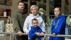 Oleksander Khvostikov con su mujer Olena y sus dos hijos Anna-María y Nikita, de 11 y 3 años, llegaron a A Coruña en marzo del 2022