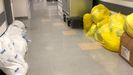 Bolsas de basura en el HUCA con residuos de pacientes covid