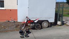 La minimoto y varios de los enseres robados en A Pastoriza