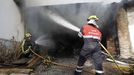 Operarios del GES de Quiroga extinguiendo un incendio en un alpendre de A Ermida, en una imagen de archivo