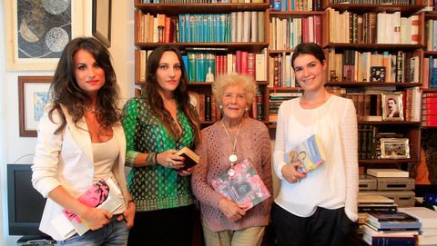 Luz Pozo, na súa casa, unha tarde de setembro do 2013 coas poetas Yolanda Castaño, Estíbaliz Espinosa e Dores Tembrás