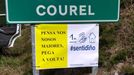 Uno de los carteles colocados por el Ayuntamiento de Folgoso do Courel en la carreteras de acceso al municipio