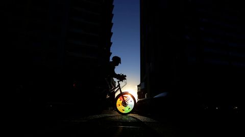 Un ciclista pedalea entre dos edificios en Sydeny, Australia